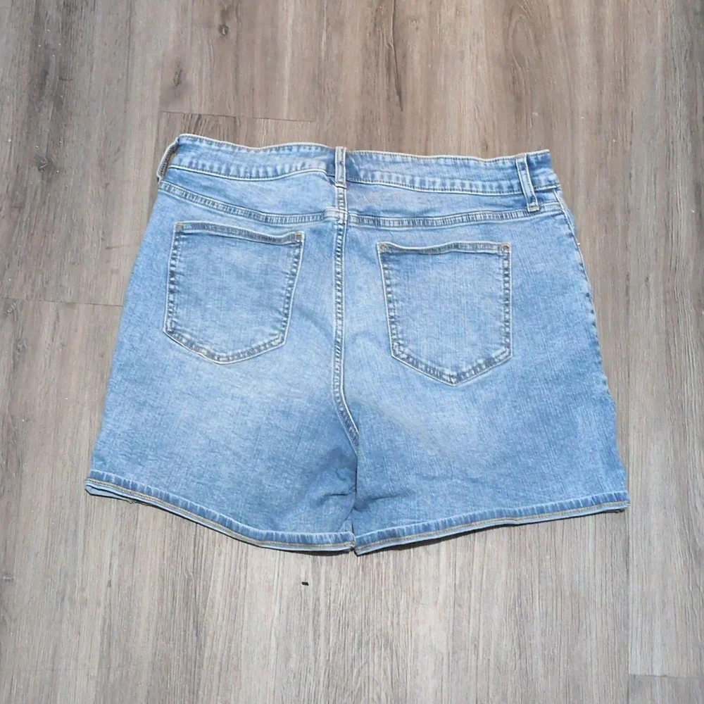 ✨SOLD✨ Torrid 7" Denim Shorts Sz 14 Vintage Stretch High Rise - Picture 7 of 9
